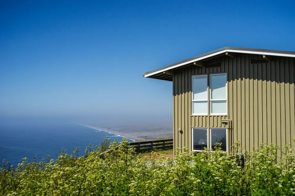 Casa en ladera con vista al océano