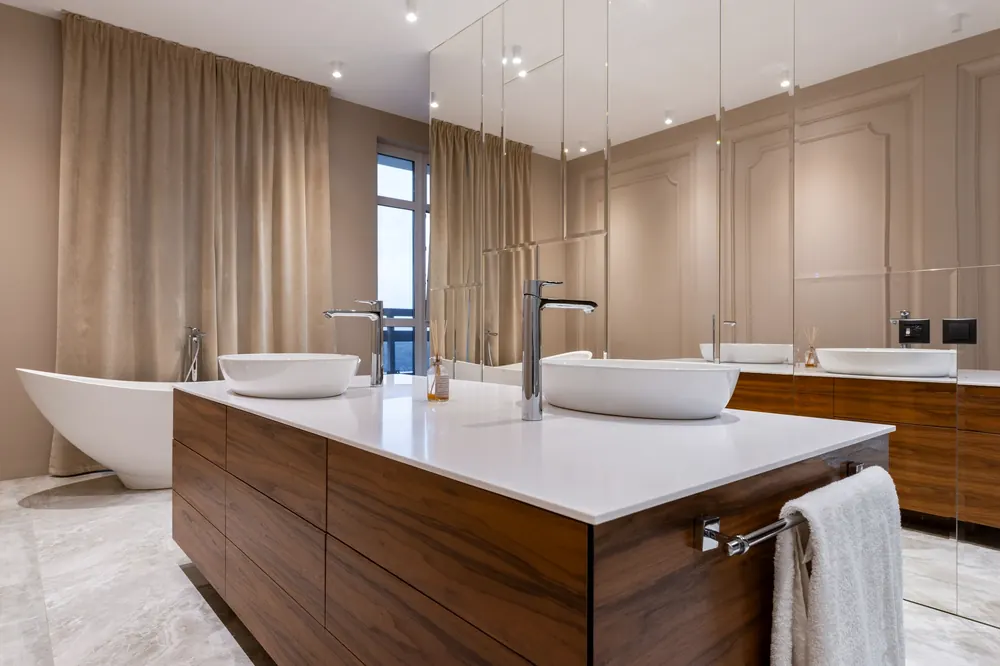 Baño remodelado con mueble de madera y cerámica